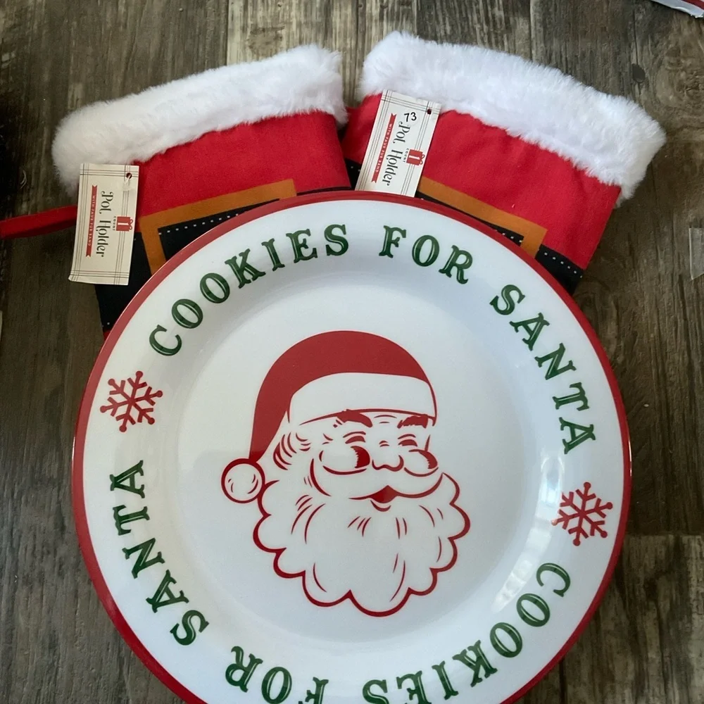 Santa Cookie Plate and Oven Mitt Set. Plate is 11”. NWT